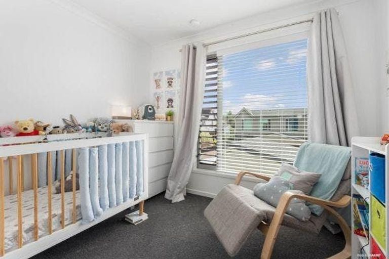 Photo of property in 9h Clearwater Cove, West Harbour, Auckland, 0618