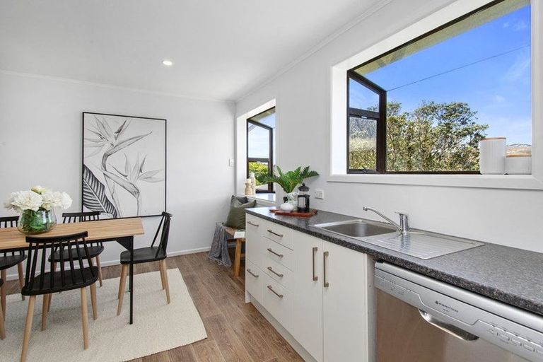 Photo of property in 22 Franklyn Road, Tawa, Wellington, 5028