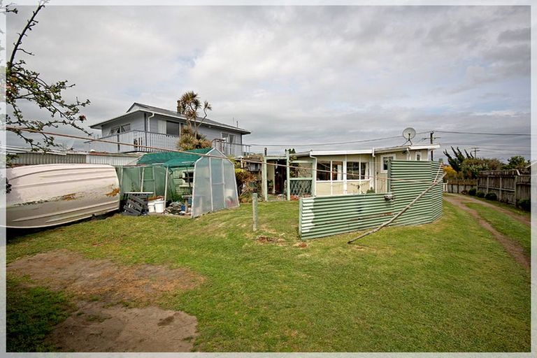 Photo of property in 17 Andresen Street, Foxton Beach, Foxton, 4815