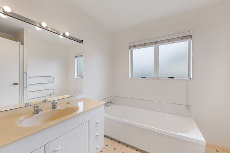 Photo of property in 2/3 Jacanas Place, Unsworth Heights, Auckland, 0632