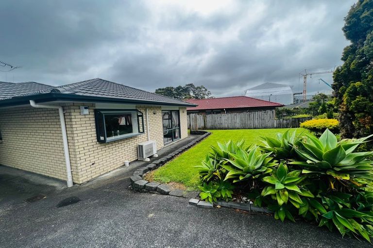Photo of property in 2 Claywest Place, Glen Eden, Auckland, 0602