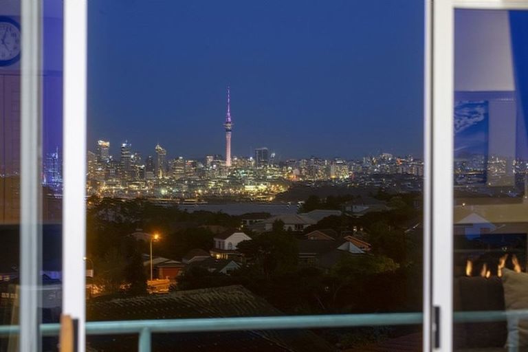 Photo of property in 10 Bragato Place, Chatswood, Auckland, 0626