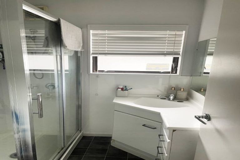 Photo of property in 1/38 Kaipatiki Road, Glenfield, Auckland, 0629