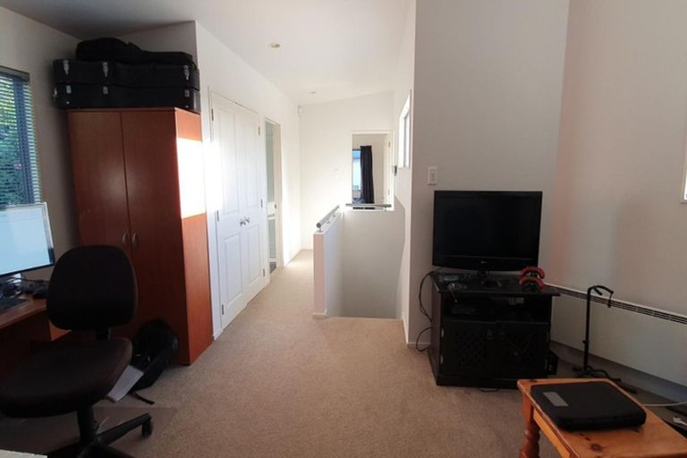 Photo of property in 21 Springwater Vale, Unsworth Heights, Auckland, 0632