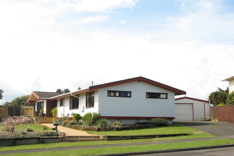 Photo of property in 11 Winstone Place, Highlands Park, New Plymouth, 4312