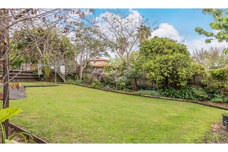Photo of property in 118 Whangaparaoa Road, Red Beach, 0932