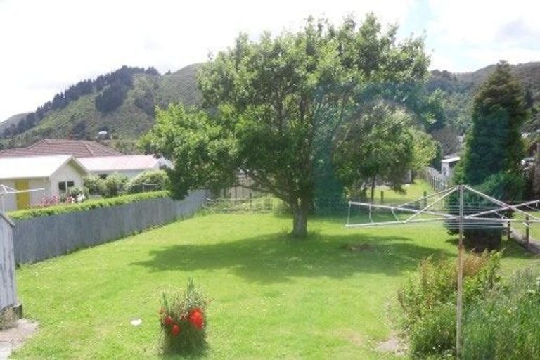 Photo of property in 33 Main Road, Wainuiomata, Lower Hutt, 5014