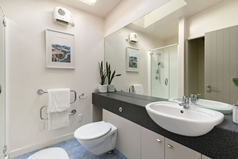 Photo of property in Rahiri Apartments, 4/23 Adelaide Street, Queenstown, 9300