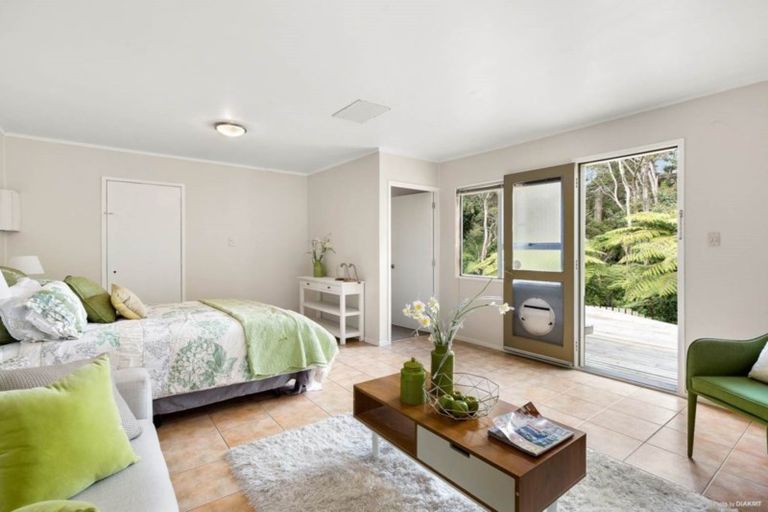 Photo of property in 62 Easton Park Parade, Glenfield, Auckland, 0629