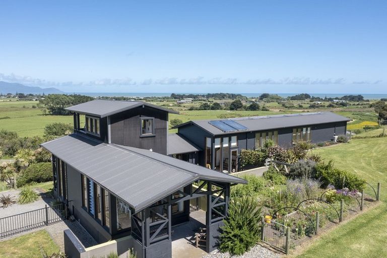 Photo of property in 68 Harakeke Road, Te Horo, Otaki, 5581