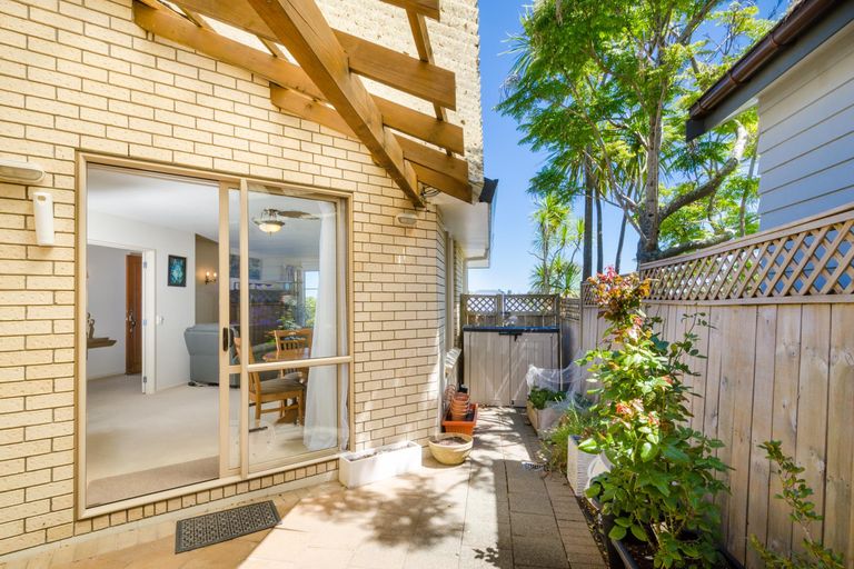 Photo of property in 2/15 Stoneleigh Court, Sunnynook, Auckland, 0632