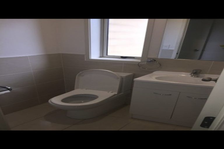 Photo of property in 1/10 School Road, Te Atatu South, Auckland, 0610