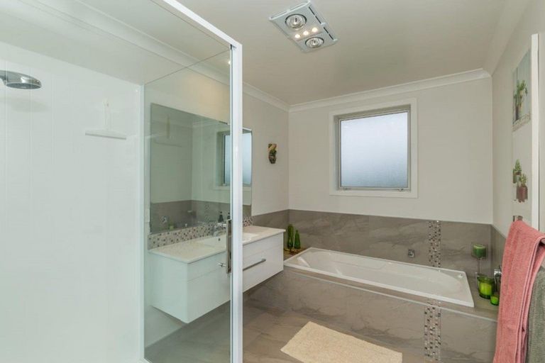 Photo of property in 9 Waipuna Grove, Levin, 5571