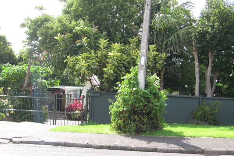 Photo of property in 2a Neil Avenue, Te Atatu Peninsula, Auckland, 0610