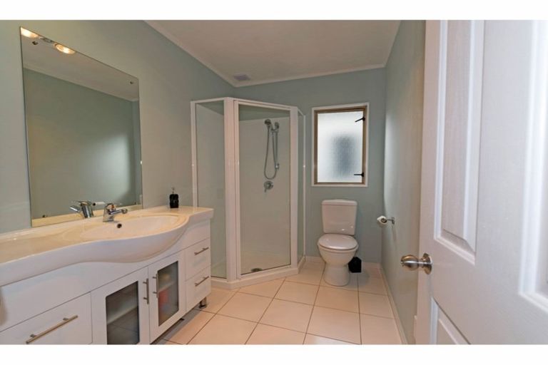 Photo of property in 3 Neta Grove, Henderson, Auckland, 0612