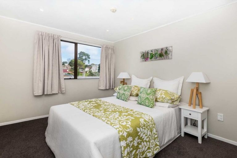 Photo of property in 12 Halloran Place, Massey, Auckland, 0614