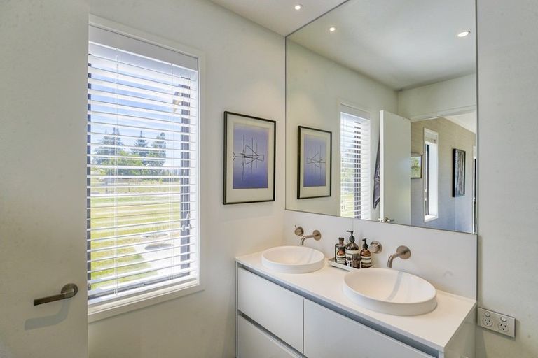 Photo of property in 2 Little Orchard Way, Wanaka, 9382