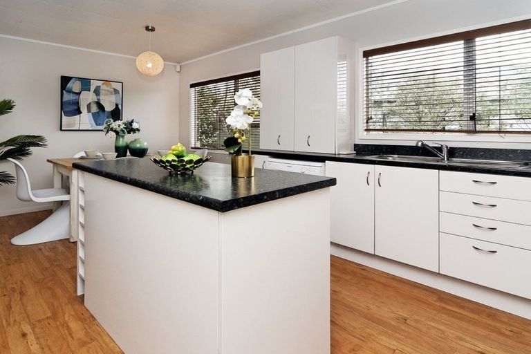 Photo of property in 16 Mile Place, Henderson, Auckland, 0612