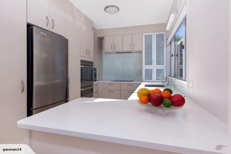 Photo of property in 15 Ravenwood Drive, Forrest Hill, Auckland, 0620