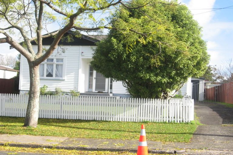 Photo of property in 2 Mckean Avenue, Manurewa, Auckland, 2102