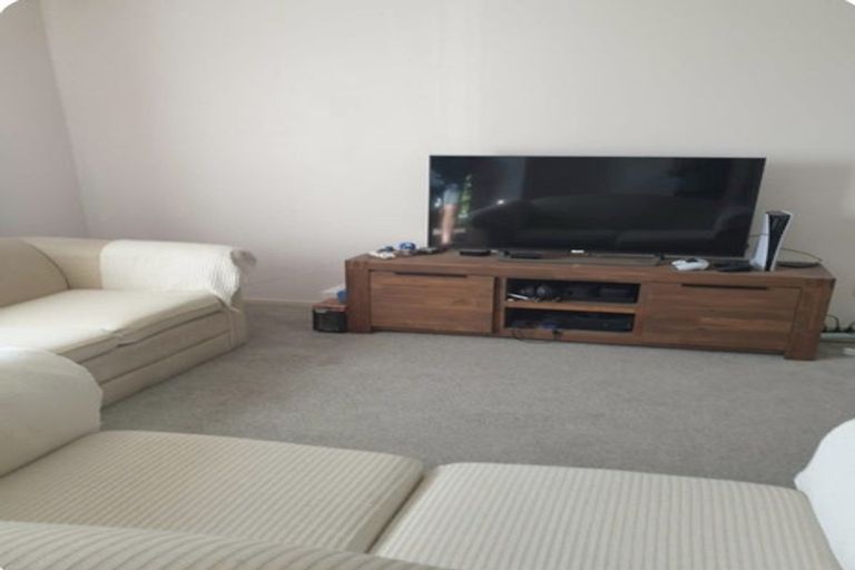 Photo of property in 12 Carl Place, Unsworth Heights, Auckland, 0632