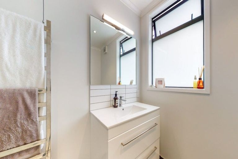 Photo of property in 11 Jacobsen Lane, Ngaio, Wellington, 6035