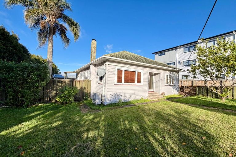 Photo of property in 48 Astley Avenue, New Lynn, Auckland, 0600