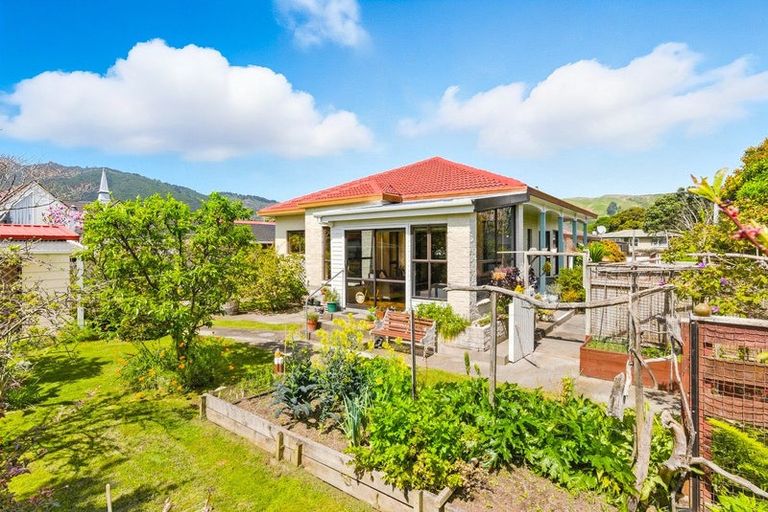 Photo of property in 51 Ngaio Road, Waikanae, 5036