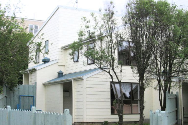 Photo of property in 1-6 Cowan Place, Berhampore, Wellington, 6023