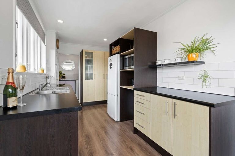 Photo of property in 16 Levesque Street, Birkdale, Auckland, 0626