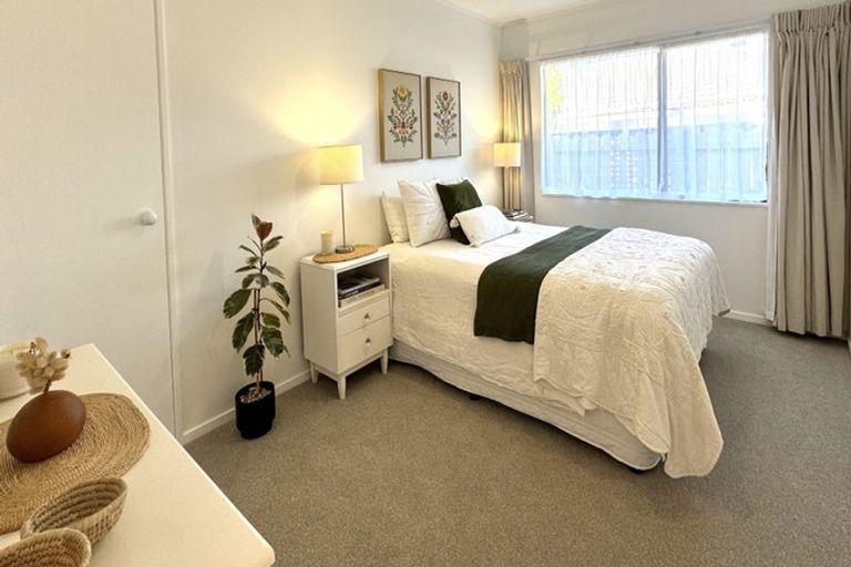 Photo of property in 1/71 Aviemore Drive, Highland Park, Auckland, 2010