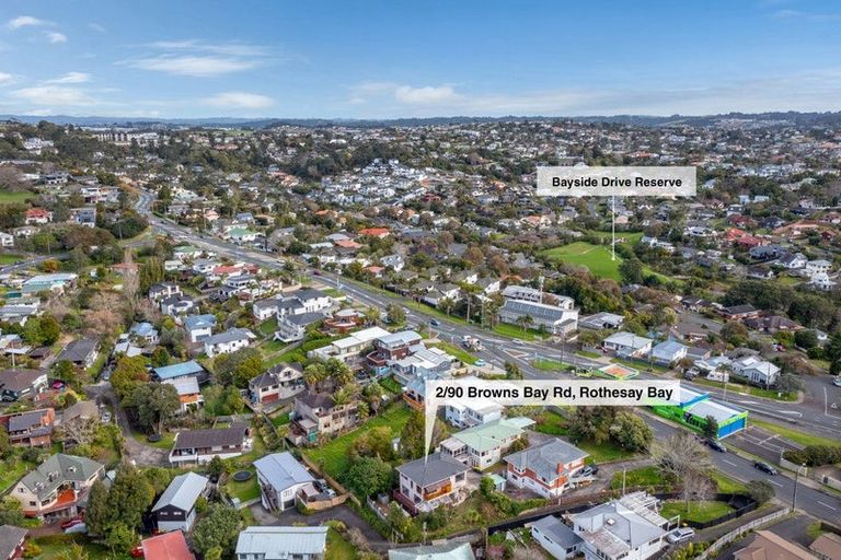 Photo of property in 2/90 Browns Bay Road, Rothesay Bay, Auckland, 0630