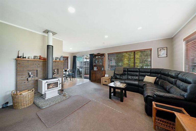 Photo of property in 12 Talavera Place, Te Atatu South, Auckland, 0602