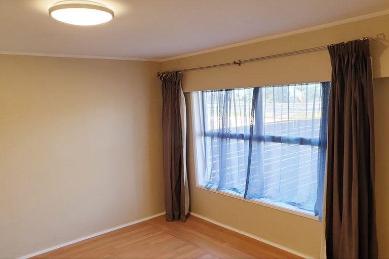 Photo of property in 1/856 East Coast Road, Northcross, Auckland, 0630