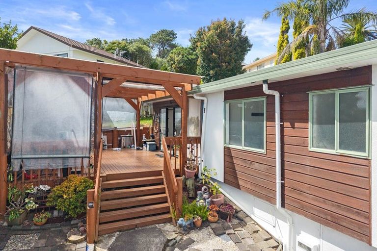 Photo of property in 2/27 Mallard Place, Unsworth Heights, Auckland, 0632
