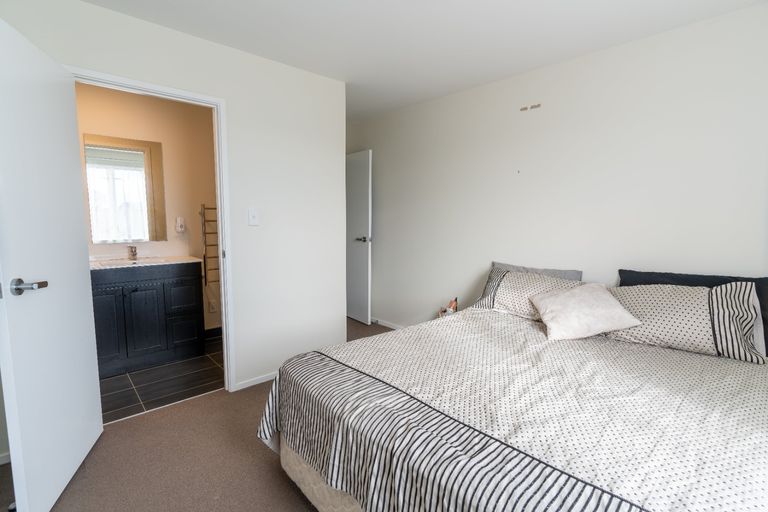 Photo of property in 11 Stitchbird Crescent, Papakura, 2110