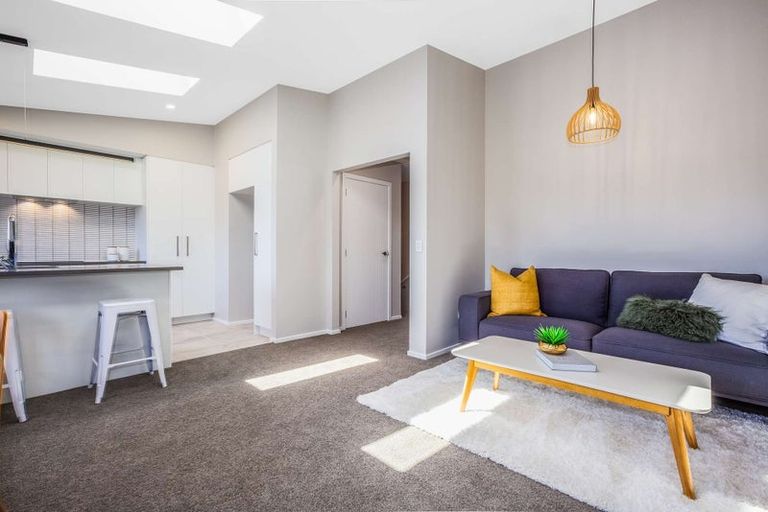 Photo of property in 2/7 Grays Road, Plimmerton, Porirua, 5026