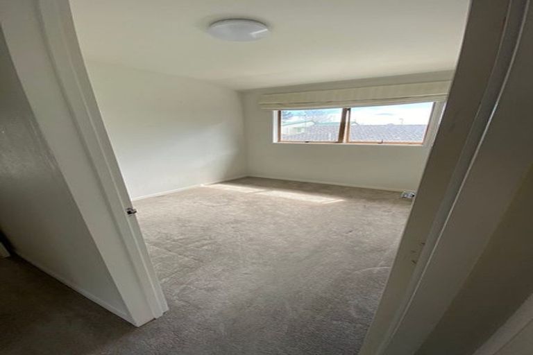 Photo of property in 1/13 Saddleback Rise, Murrays Bay, Auckland, 0630