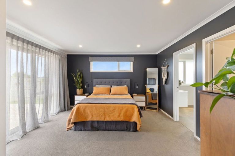 Photo of property in 1 Gibraltar Way, Fitzherbert, Palmerston North, 4410