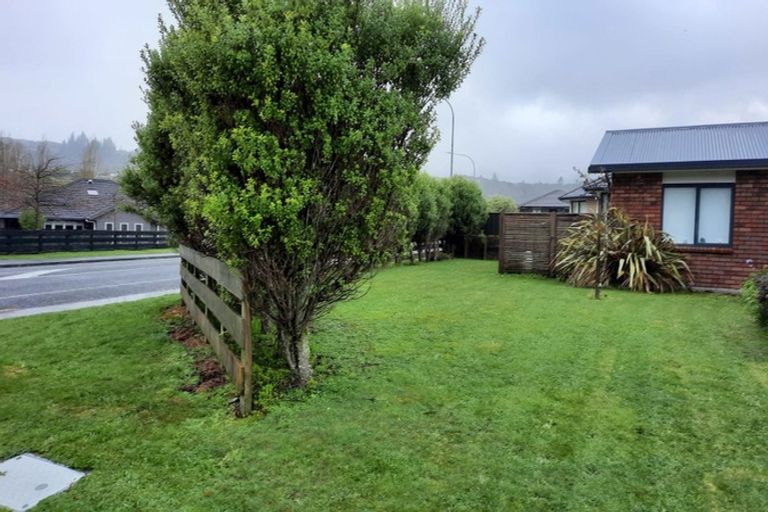 Photo of property in 1 Sunstone Crescent, Brown Owl, Upper Hutt, 5018