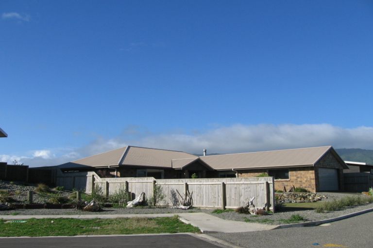 Photo of property in 31 Pharazyn Avenue, Waikanae Beach, Waikanae, 5036