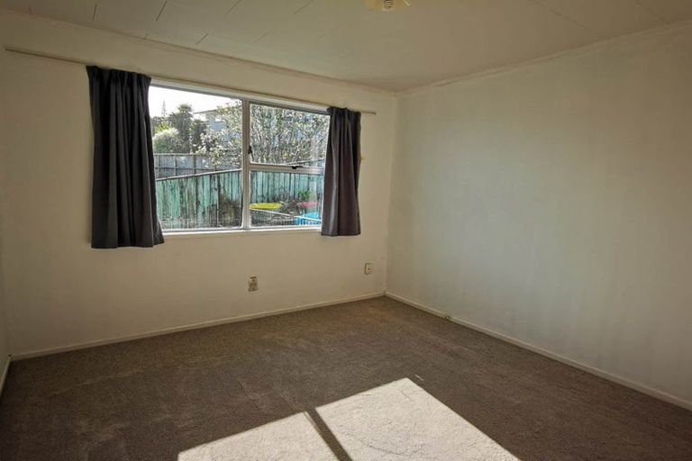 Photo of property in 38 Easton Park Parade, Glenfield, Auckland, 0629