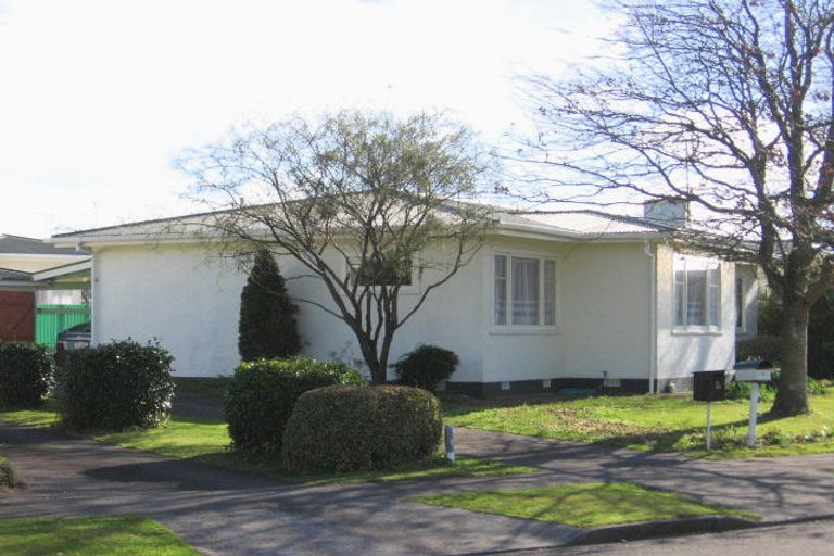 Photo of property in 2 Surrey Crescent, Hokowhitu, Palmerston North, 4410