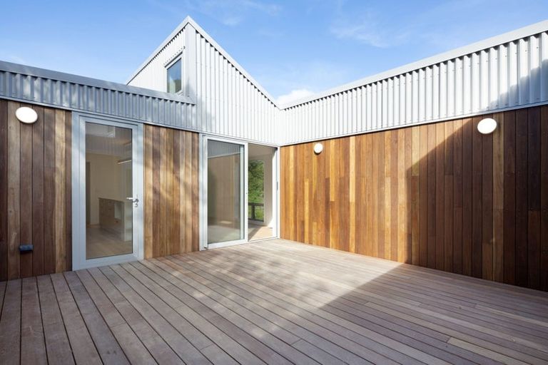 Photo of property in 129 Houghton Bay Road, Houghton Bay, Wellington, 6023