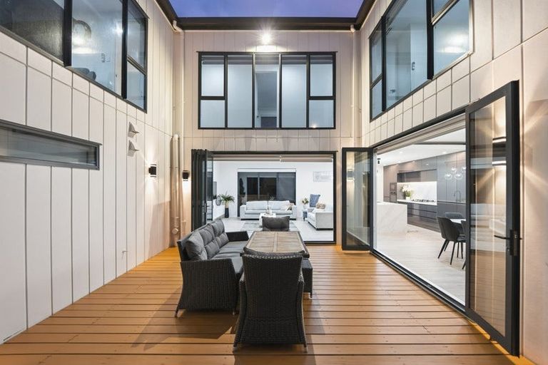 Photo of property in 7d Babich Road, Henderson Valley, Auckland, 0614