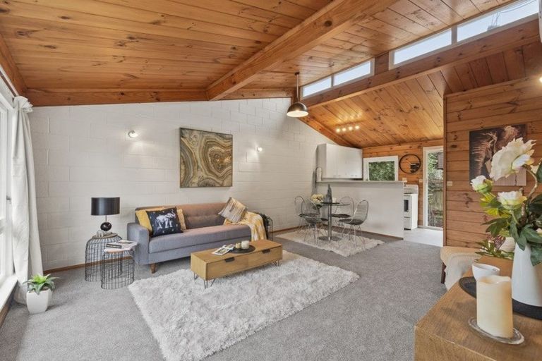 Photo of property in 2/15 Selwyn Crescent, Forrest Hill, Auckland, 0620