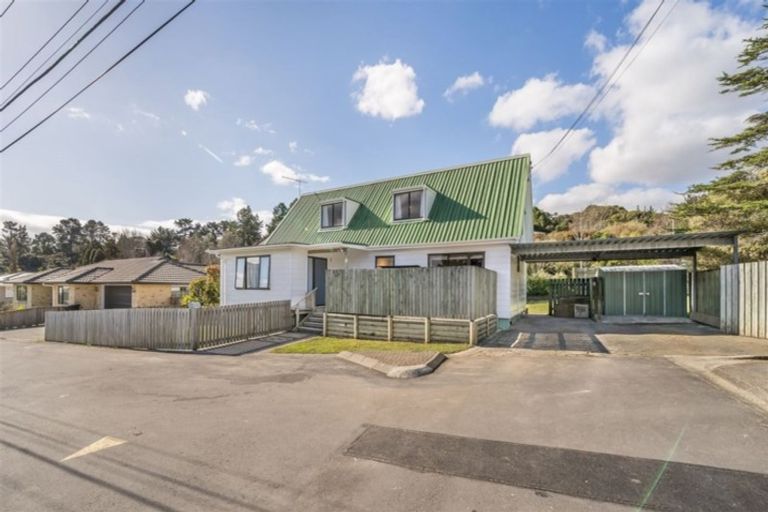 Photo of property in 1 Garth Lane, Maoribank, Upper Hutt, 5018