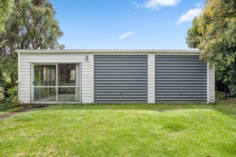 Photo of property in 28 Grassmere Road, Henderson Valley, Auckland, 0612