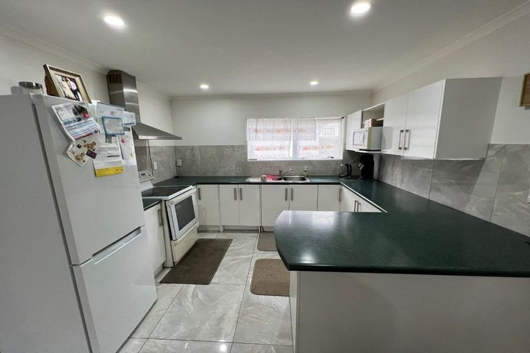 Photo of property in 1/11 Kirklow Place, Goodwood Heights, Auckland, 2105