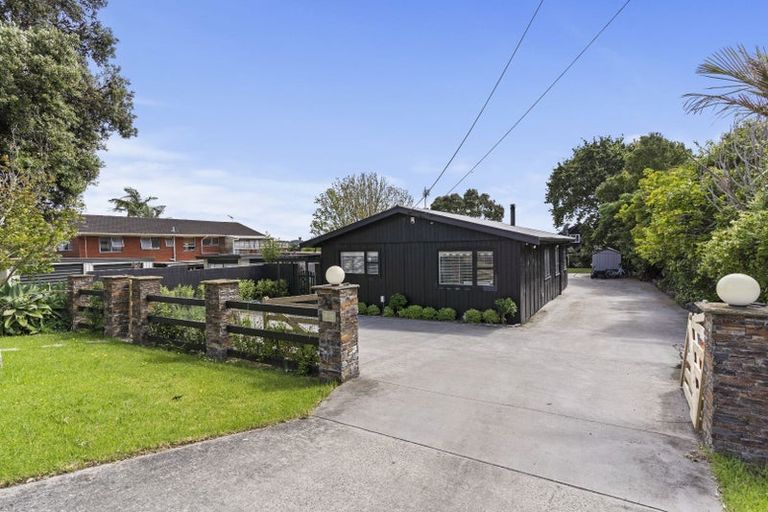 Photo of property in 24 Tauhinu Road, Greenhithe, Auckland, 0632